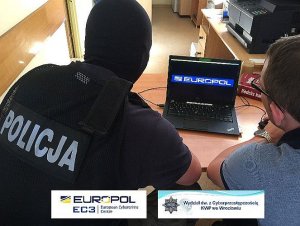 policjanci pracują nad sprawą