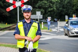 policjanci pomagają kierowcom, którzy ugrzęźli w błocie