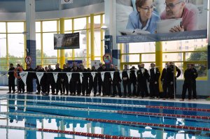 Pływanie na dystansie 25 m w umundurowaniu służbowym z przeszkodą