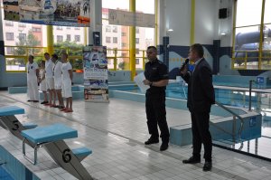 Pływanie na dystansie 25 m w umundurowaniu służbowym z przeszkodą