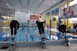 Pływanie na dystansie 25 m w umundurowaniu służbowym z przeszkodą