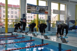 Pływanie na dystansie 25 m w umundurowaniu służbowym z przeszkodą