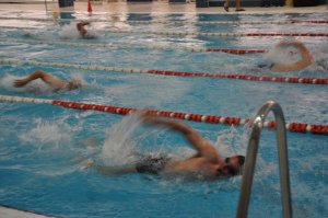 Pływanie na dystansie 50 m z holowaniem manekina na dystansie 25 m