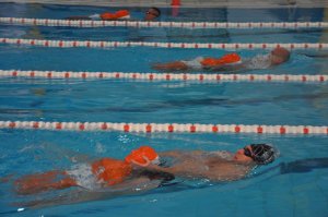 Pływanie na dystansie 50 m z holowaniem manekina na dystansie 25 m