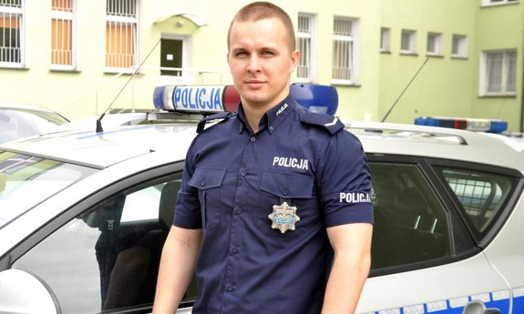 Policjant ratował kobietę