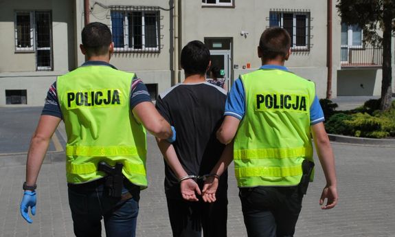 zatrzymany prowadzony przez policjantów