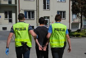 zatrzymany prowadzony przez policjantów