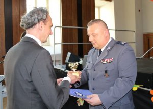 Komenda Miejska Policji w Legnicy nagrodzona statuetką „Pomocna dłoń”