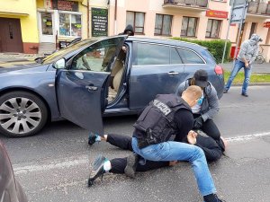 policjanci podczas akcji zatrzymania podejrzanego