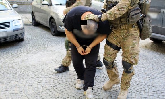Policjant z zatrzymanym mężczyzną