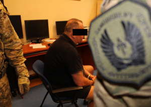 Policjant z zatrzymanym mężczyzną
