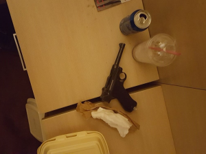 Policjant z zatrzymanym mężczyzną