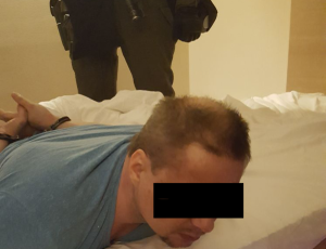 Policjant z zatrzymanym mężczyzną