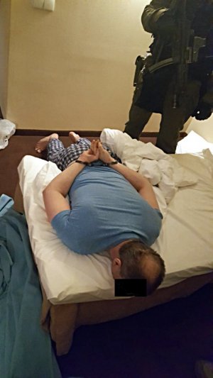Policjant z zatrzymanym mężczyzną