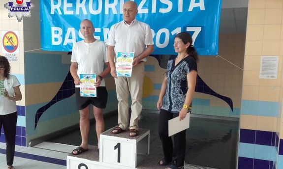 Włodawski policjant, który uzyskał tytuł złotego &quot;Superpływaka&quot; na podium