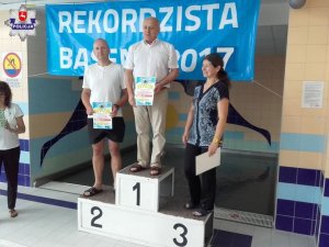 Włodawski policjant, który uzyskał tytuł złotego &quot;Superpływaka&quot; na podium