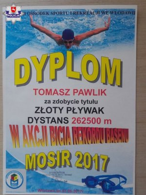 Dyplom włodawskiego policjanta, który uzyskał tytuł złotego &quot;Superpływaka&quot;
