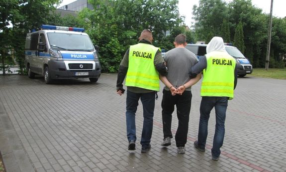 policjanci prowadzą zatrzymanego