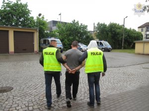 policjanci prowadzą zatrzymanego