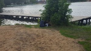 akcja służb nad brzegiem jeziora