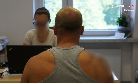 policjantka prowadzi czynności z zatrzymanym