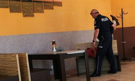 policjant udziela pomocy starszemu człowiekowi