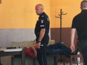 policjant udziela pomocy starszemu człowiekowi