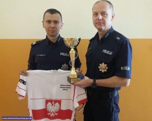 Chojnowski policjant  z pucharem