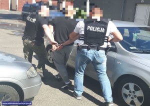 policjanci prowadzą zatrzymanego