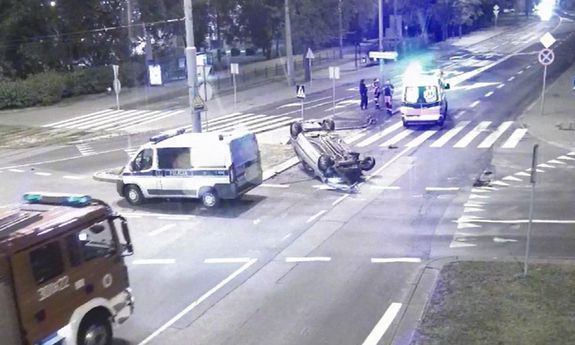 auto, które dachowało w centrum miasta