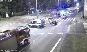 auto, które dachowało w centrum miasta