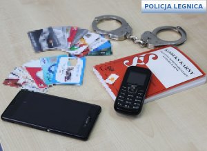 Policjanci wykonujący czynności z zatrzymanym