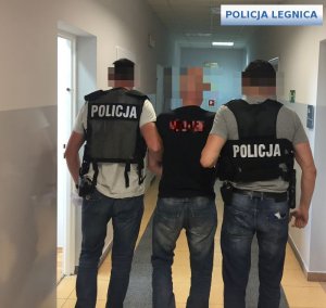 Policjanci wykonujący czynności z zatrzymanym