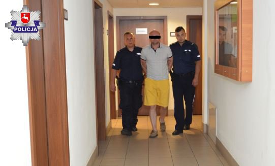 policjanci wykonują czynności z zatrzymanym
