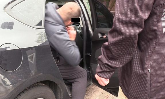 zatrzymany prowadzony przez policjanta