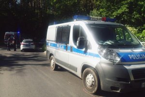 policyjne radiowozy i ambulans na miejscu zdarzenia