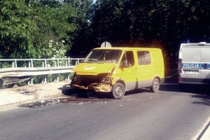 uszkodzony żółty ford i policyjny radiowóz