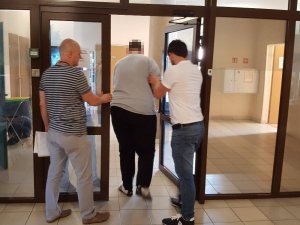 Policjanci prowadzą fałszywego lekarza