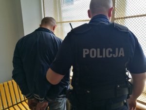 zatrzymany prowadzony przez policjanta