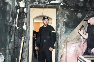 policjant, który uratował kobietę, w mieszkaniu, które strawił pożar