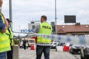 policjanci zabezpieczają teren z powodu alarmu