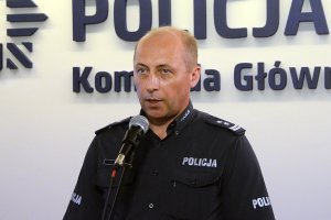 Dyrektor Biura Ruchu Drogowego KGP przy mikrofonie