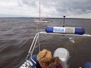 Utknął na mieliźnie - policjant ruszył na pomoc