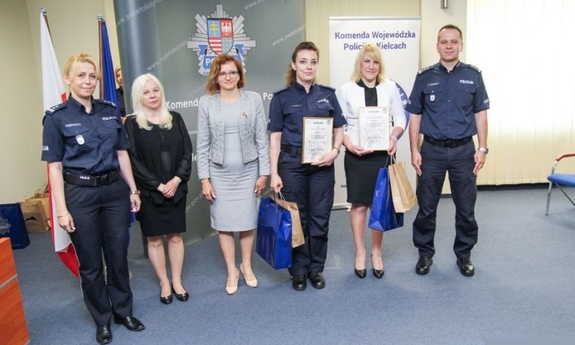 Aspirant sztabowa Aneta Lichota z innymi laureatami i gośćmi uroczystości