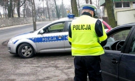 napis policja na radiowozie