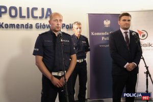 Policja i Yanosik edukują kierowców. Rusza akcja „Łapki na kierownicę”