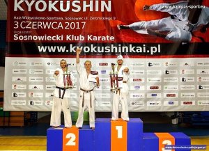 sierż. Marcin Krupa na podium z dwoma innymi zawodnikami