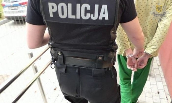 policjant z zatrzymanym