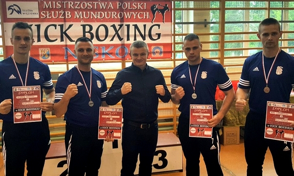 Na zdjęciu od lewej: st. post. Andrzej Kiełtyka, podkom. Daniel Grzyb, Piotr Siegoczyński – Prezes Polskiego Związku Kickboxingu, st. post. Kamil Ostrowski, st. post. Adam Chrzanowski