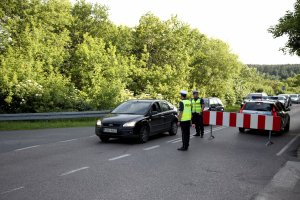 policjanci zabezpieczają mecz